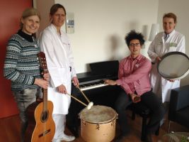 Über die neuen Musikinstrumente für die Musiktherapie auf der Palliativstation im Jakobi Krankenhaus freuen sich (v. l.) Regina Schröer vom Förderverein Palliativstation, Oberärztin Denise Keuns, Musiktherapeut Coskun Özdemir und die Chefärztin Dr. Angela Grote-Reith.